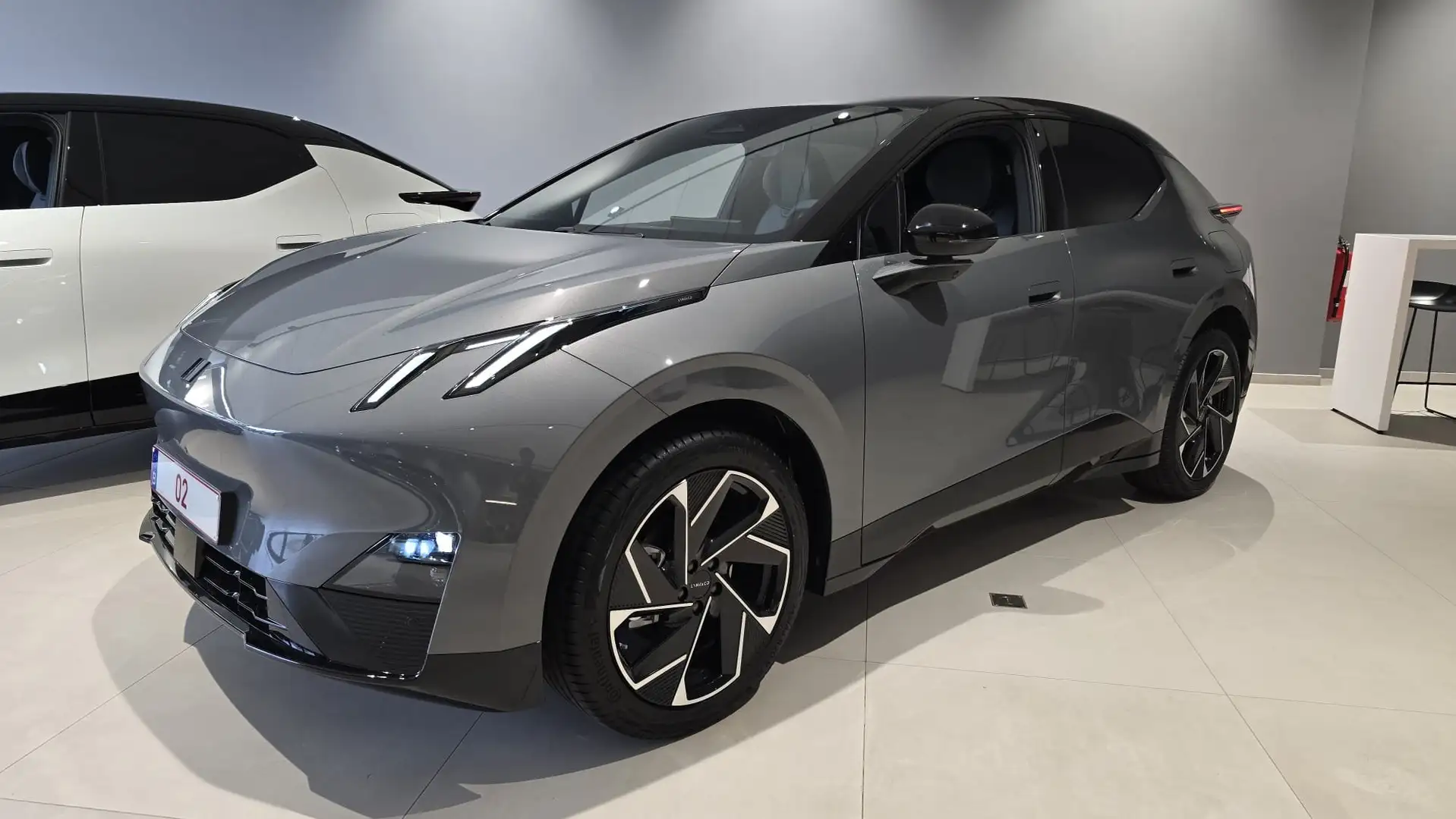 Lynk & Co 02 02 66 kWh More Gris - 1