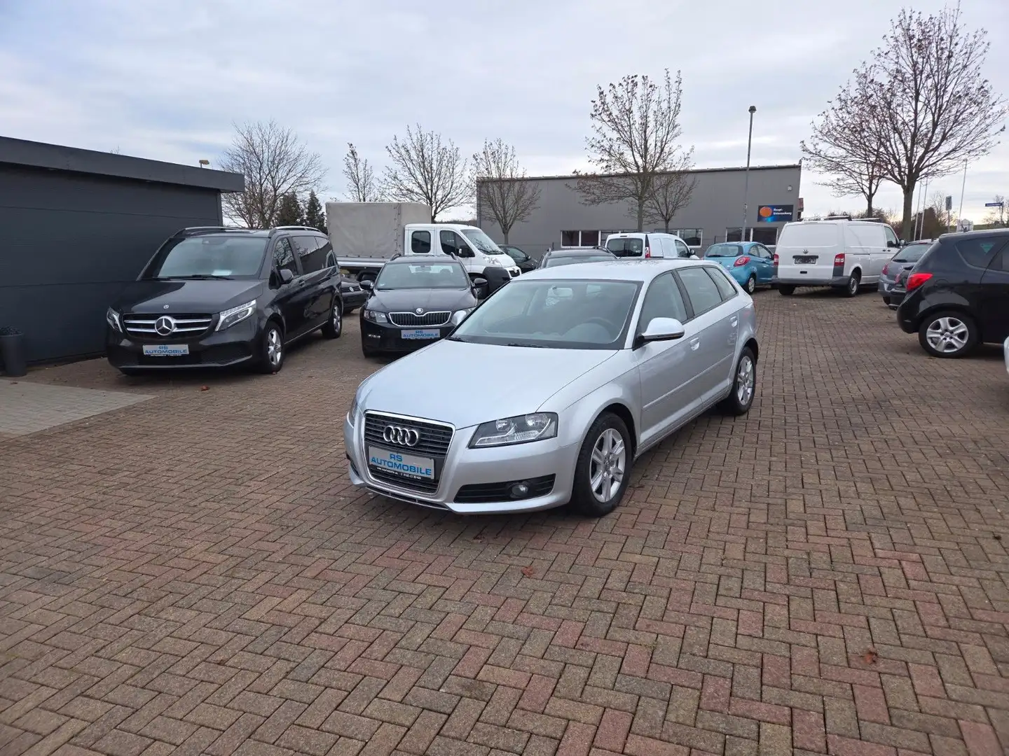 Audi A3 Sportback 1.6 Attraction Plateado - 1