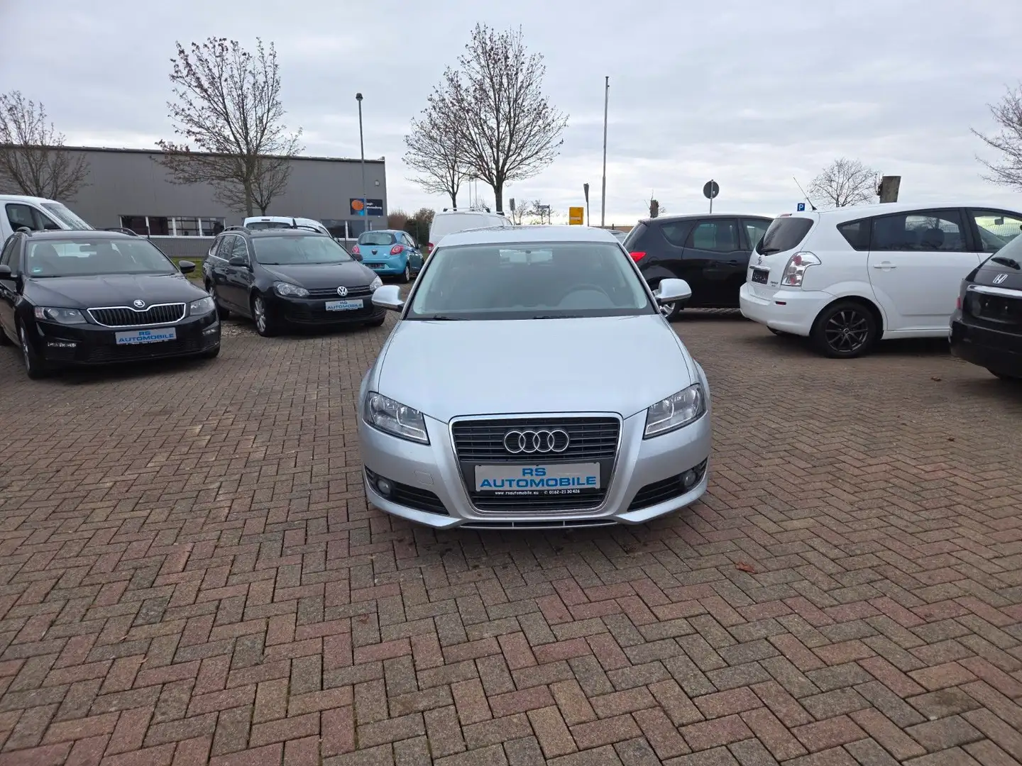 Audi A3 Sportback 1.6 Attraction Plateado - 2
