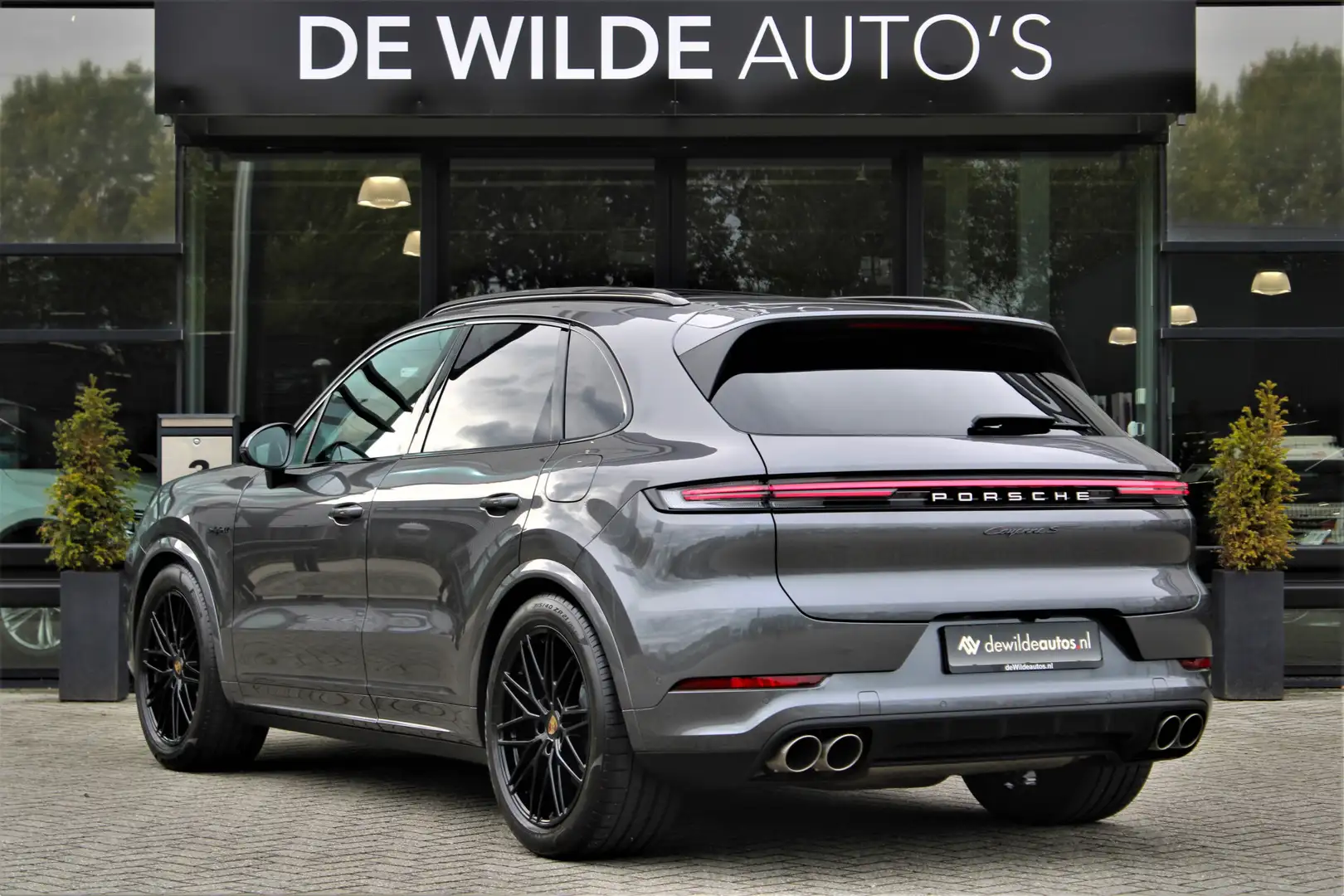 Porsche Cayenne 3.0 S E-Hybrid SportDesign 520pk Pano SoftClose Ac Grijs - 2
