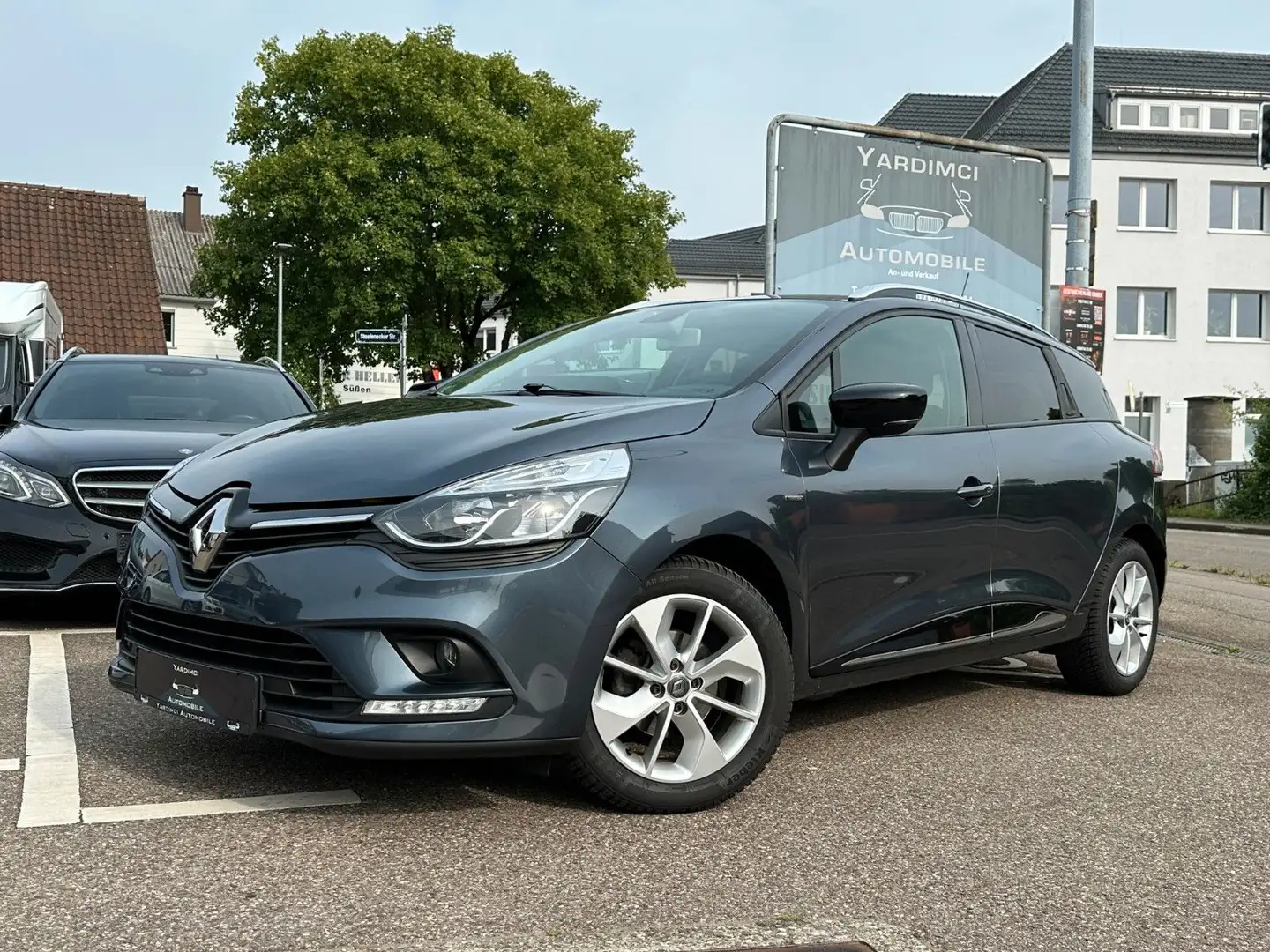 Renault Clio IV Grandtour Limited*NAVI*TEMPOMAT*PDC* Grau - 1