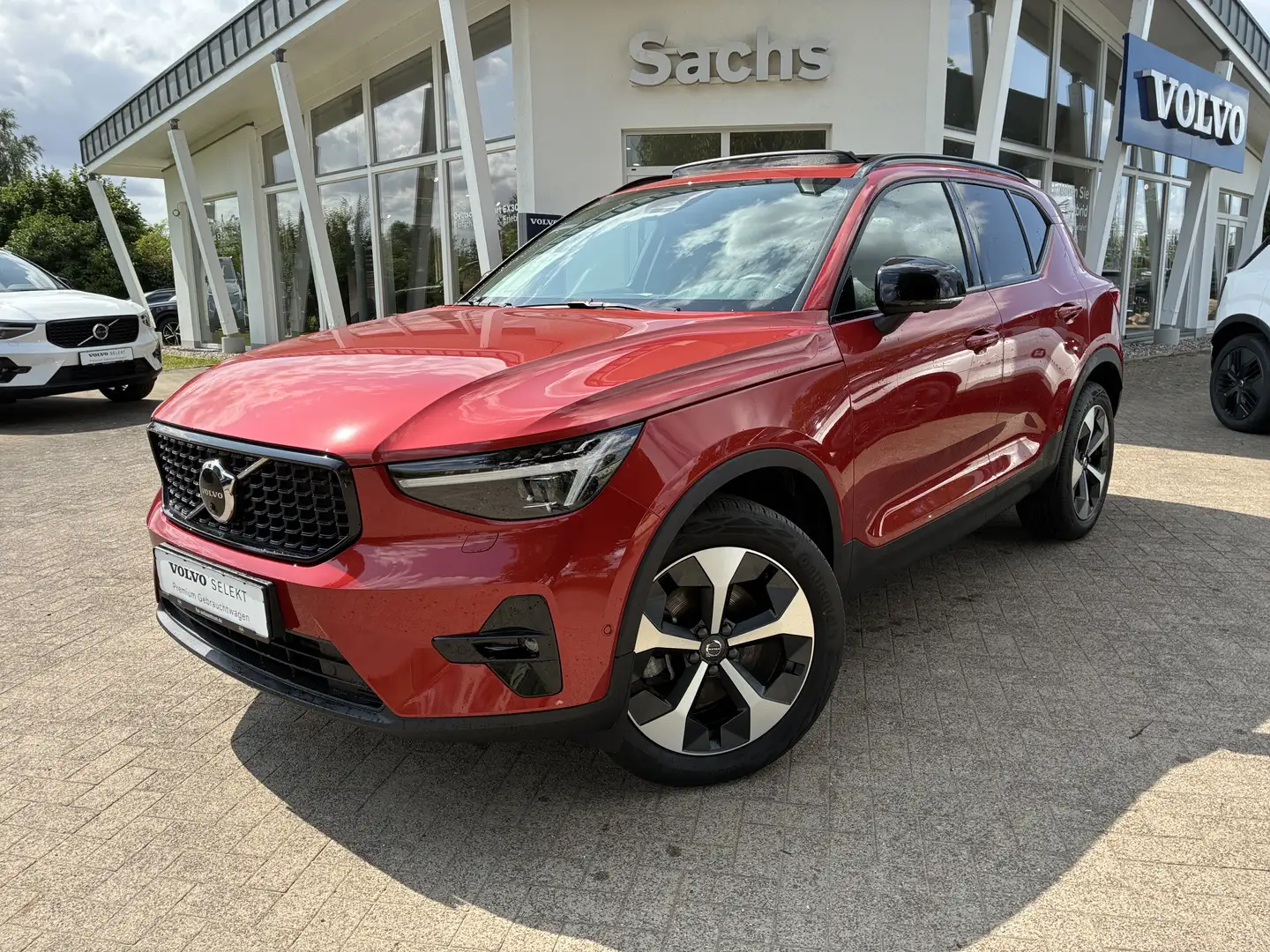 Volvo XC40 B3 Plus Dark Panoramadach Rot - 1