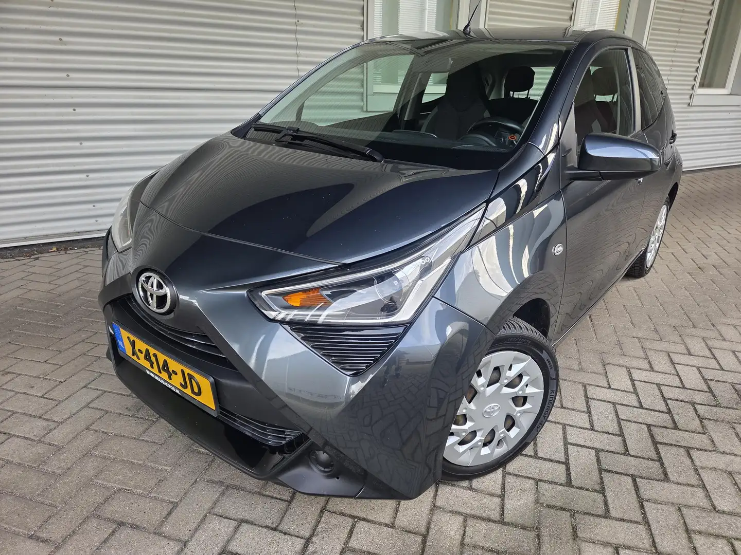 Toyota Aygo 1.0 VVT-i x-play Grijs - 2