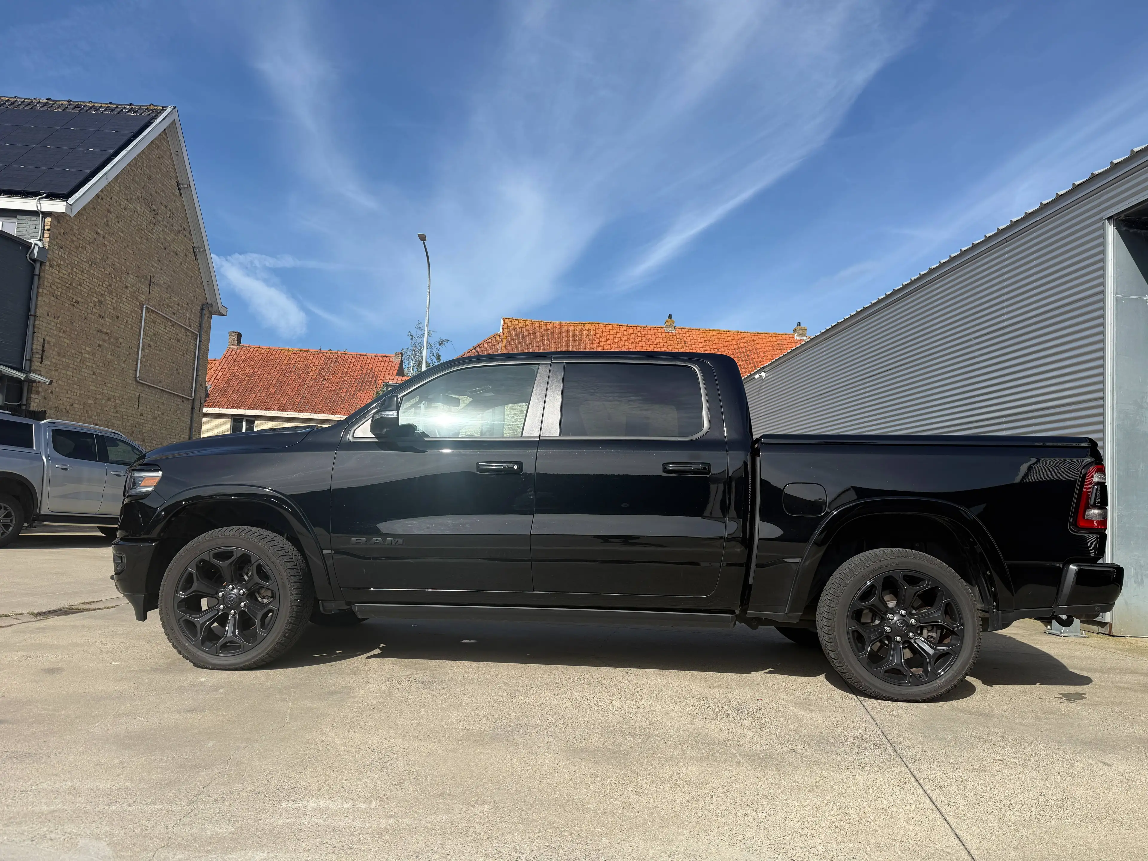 Dodge RAM LIMITED / NIGHT EDITION / V8 5.7 / PANO / LPG / HUPD / LUCHTVERING / 22" — photo 5