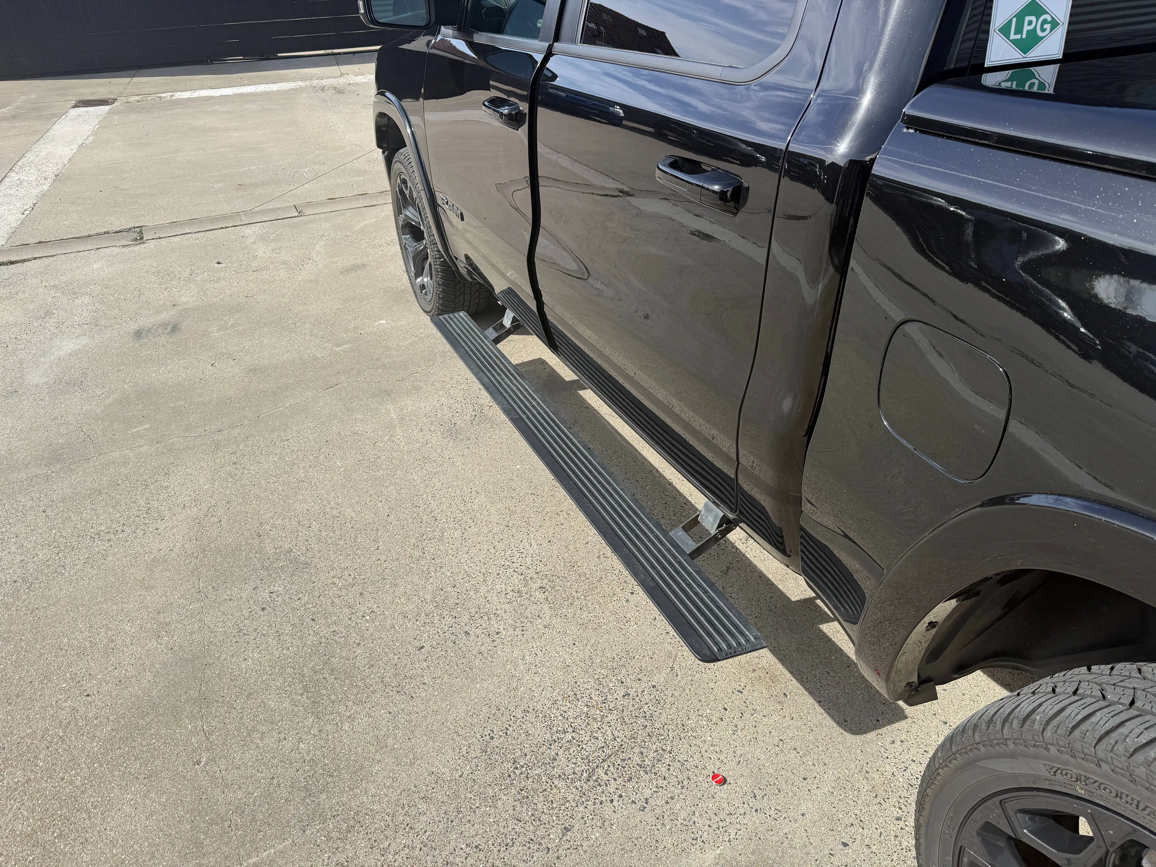 Dodge RAM LIMITED / NIGHT EDITION / V8 5.7 / PANO / LPG / HUPD / LUCHTVERING / 22" — photo 14