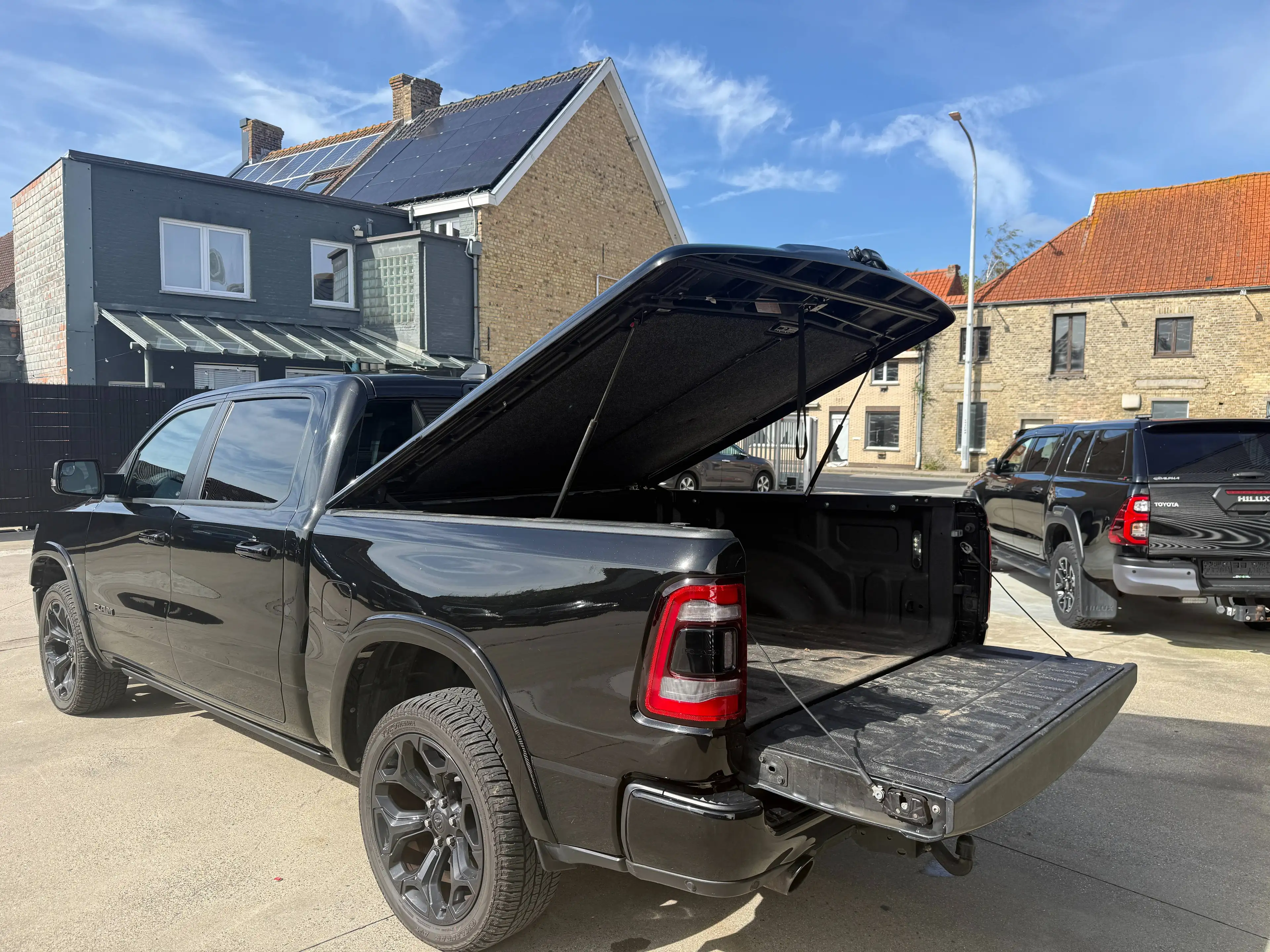 Dodge RAM LIMITED / NIGHT EDITION / V8 5.7 / PANO / LPG / HUPD / LUCHTVERING / 22" — photo 15