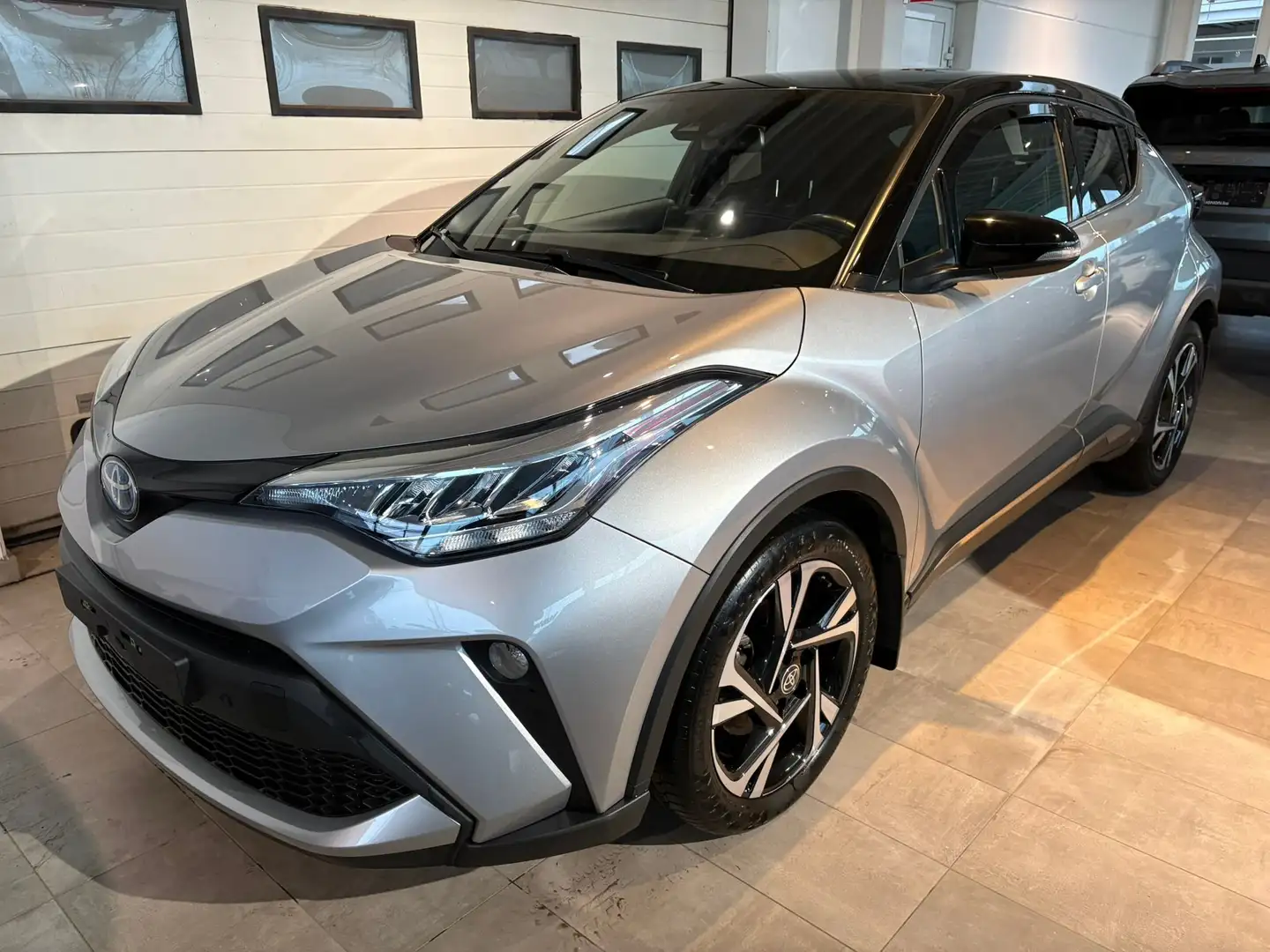 Toyota C-HR C-HR Hybrid 1.8i VVT-i C-Lub Bi-Tone E-CVT Grijs - 1