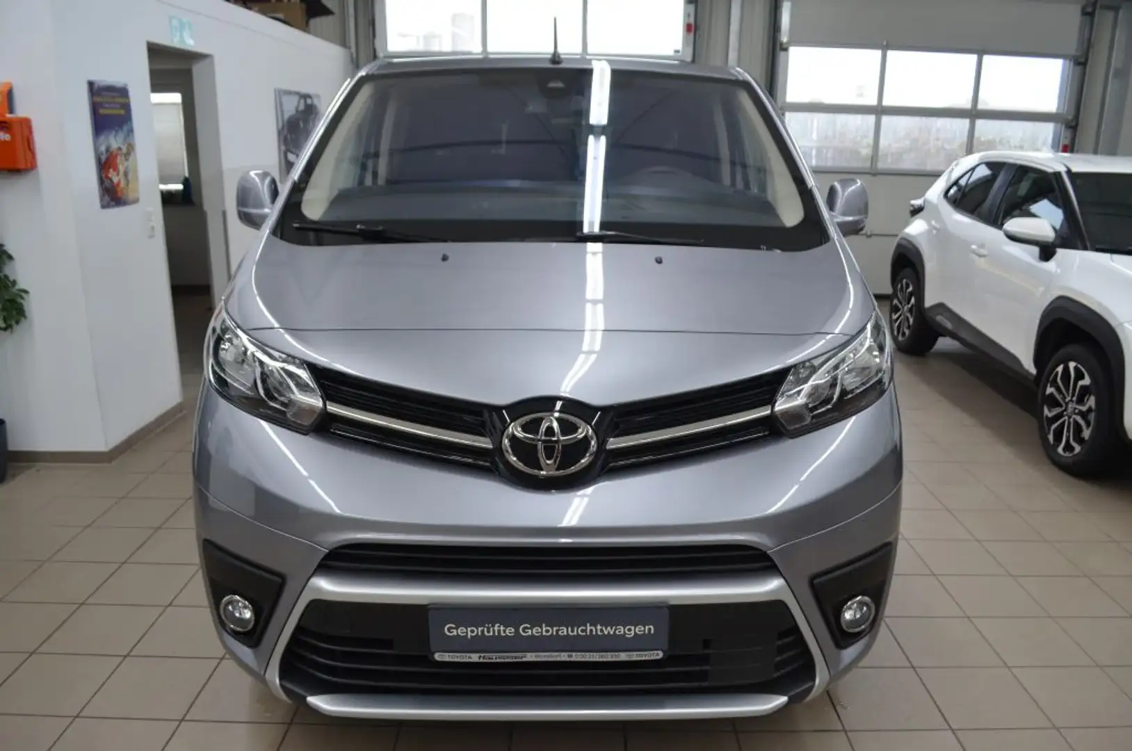 Toyota Proace Verso 2,0D L2 (9-Si.) Shuttle Comfort*NAVI*ALLWETT Silber - 2