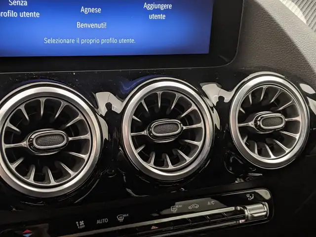 Mercedes-Benz Gla view 12