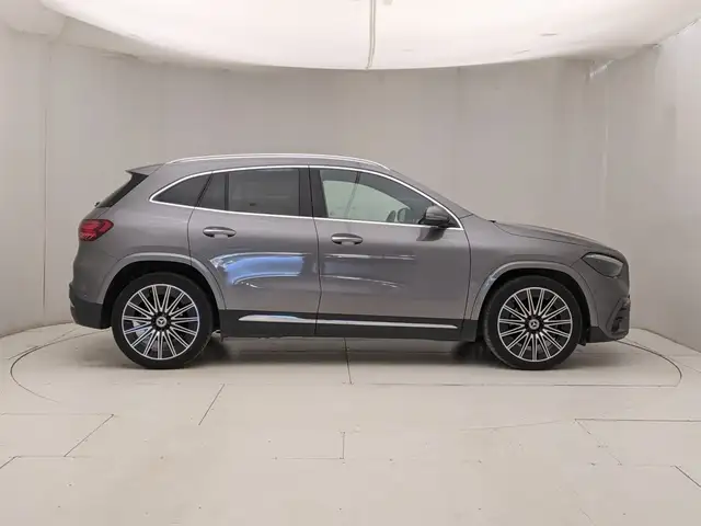 Mercedes-Benz Gla view 3