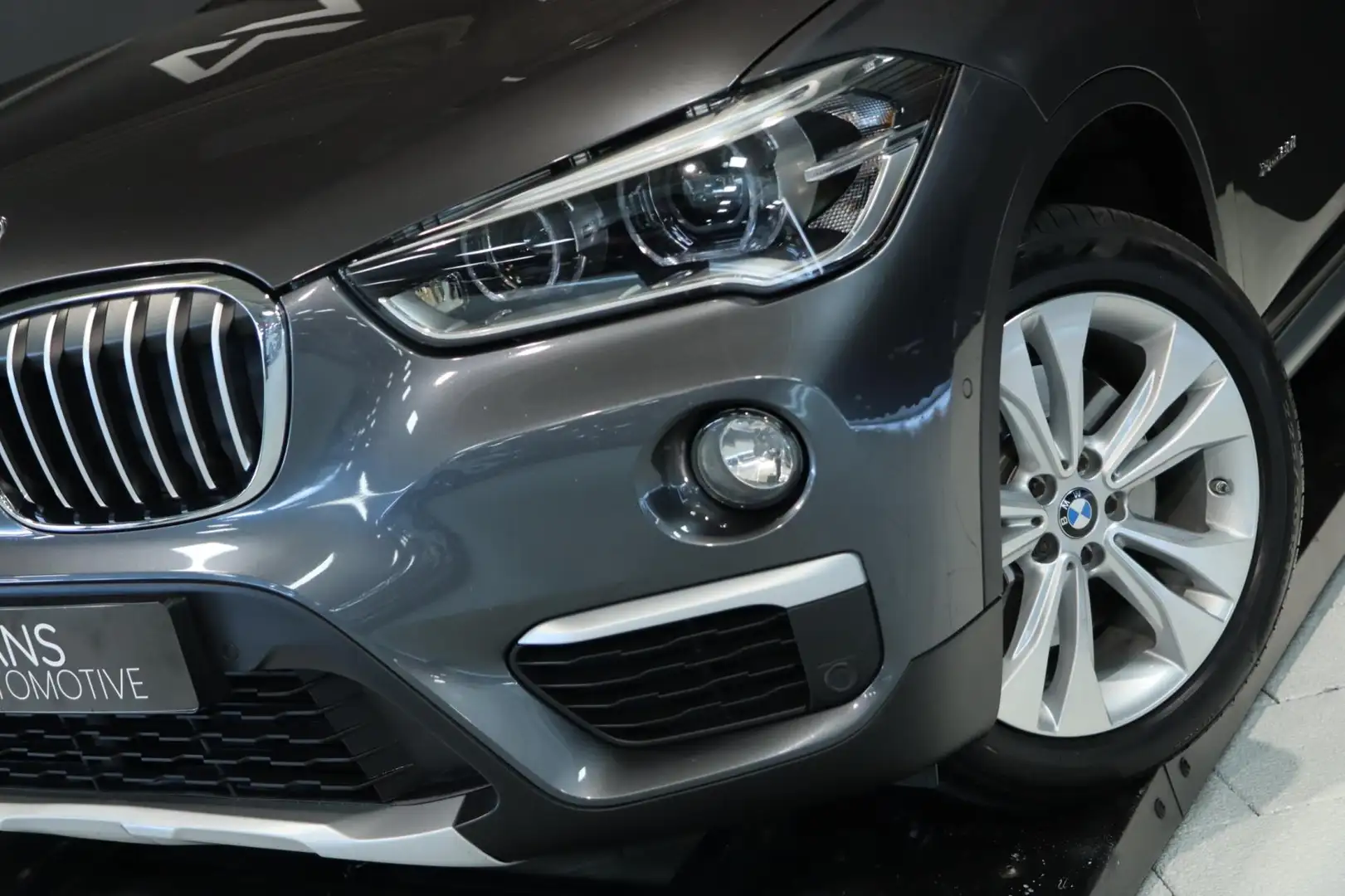 BMW X1 XDrive20i M Sport / PANODAK / MEMORY / HUD / H&K / Grijs - 2