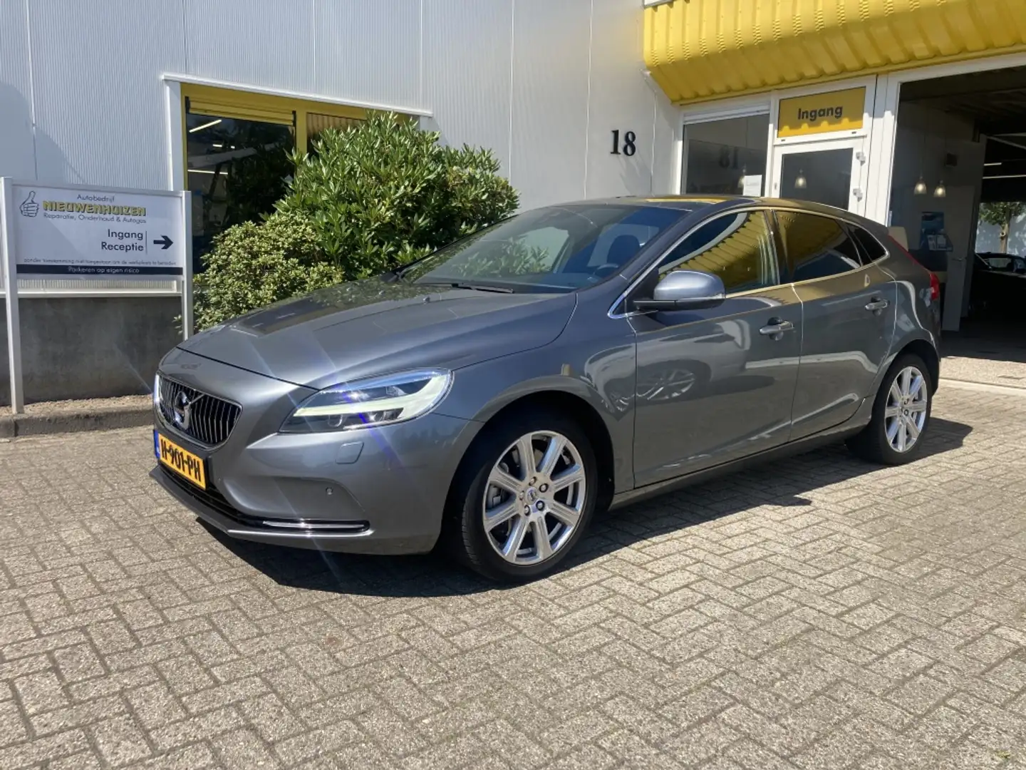 Volvo V40 2.0 D2 Inscription Grijs - 1