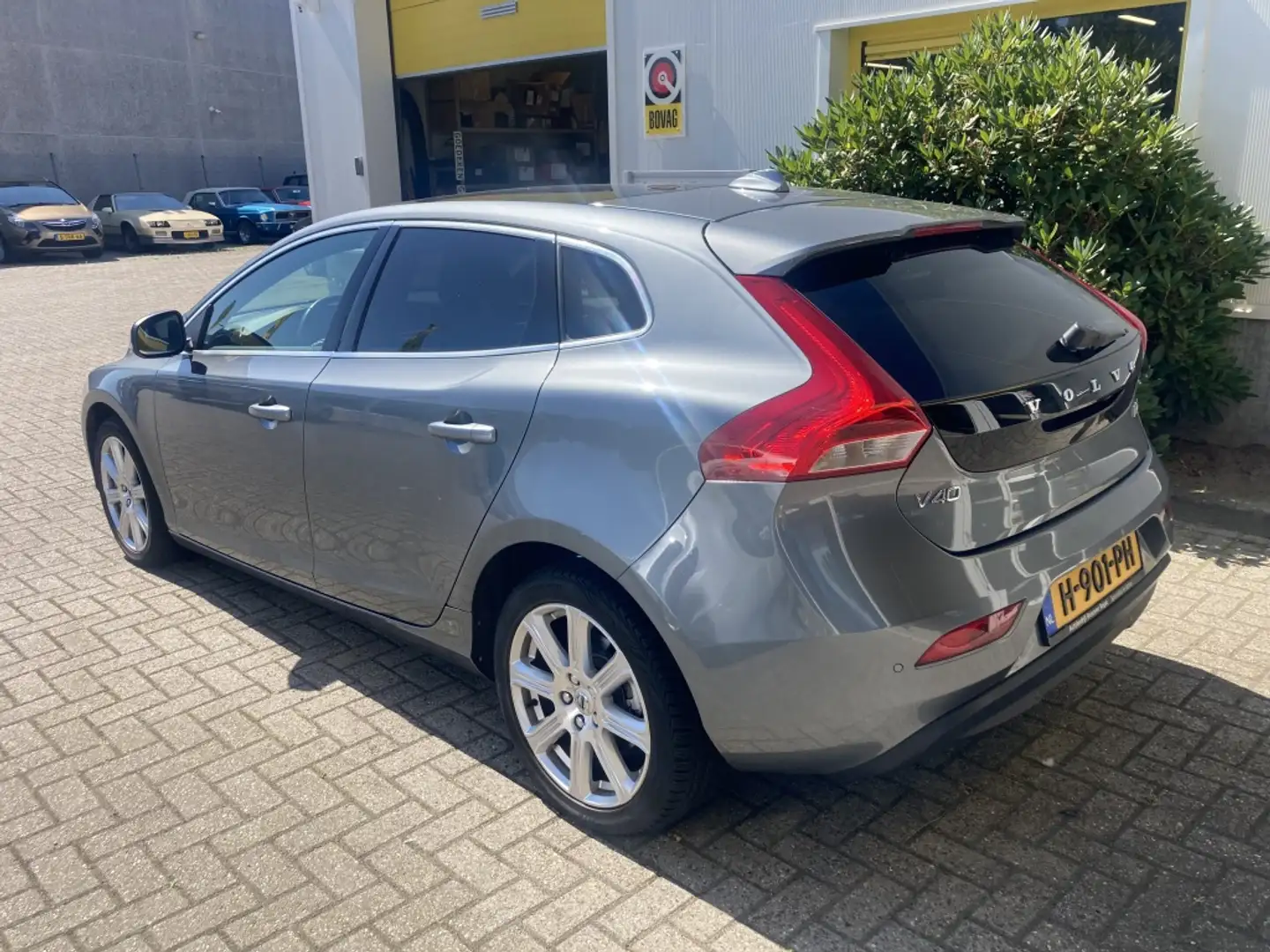 Volvo V40 2.0 D2 Inscription Grijs - 2