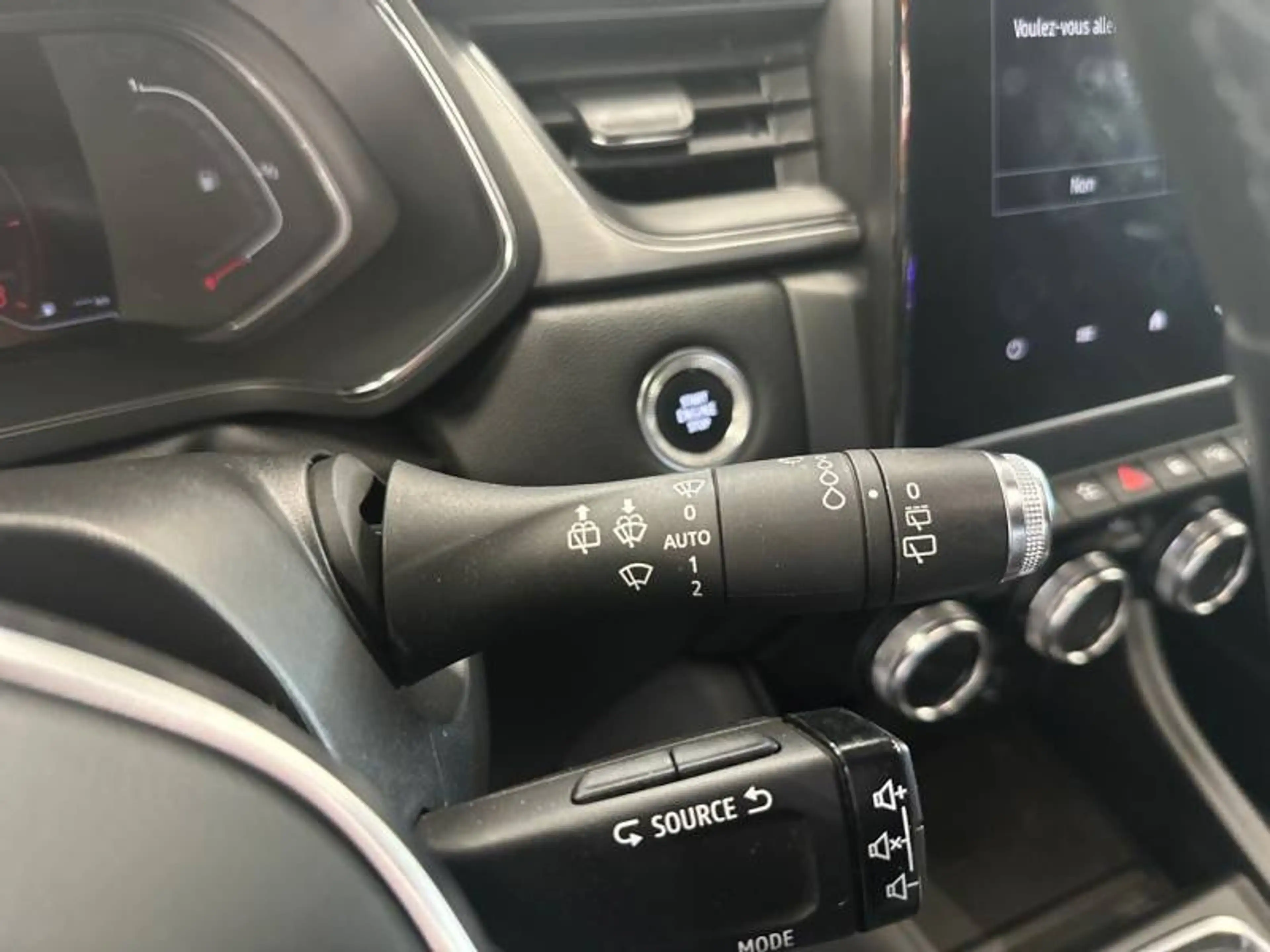Renault Captur 2 TCe 100 Intens — photo 15