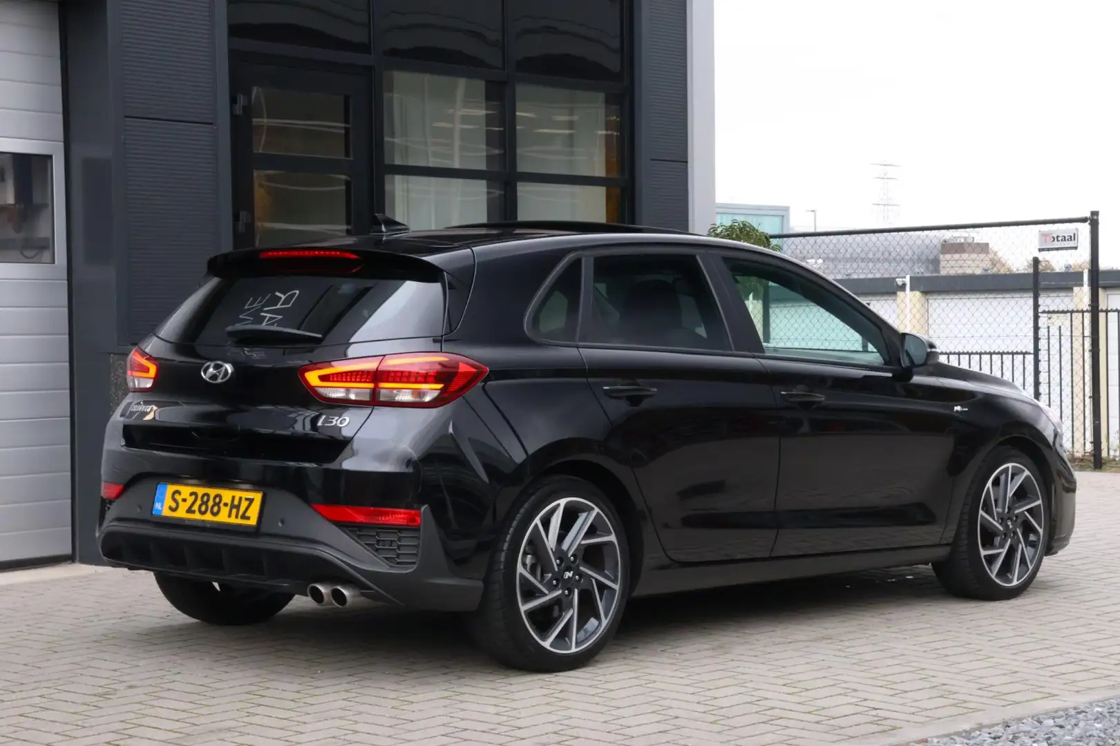 Hyundai i30 1.5 T-GDi MHEV N Line Sky | Heel veel opties! Zwart - 2