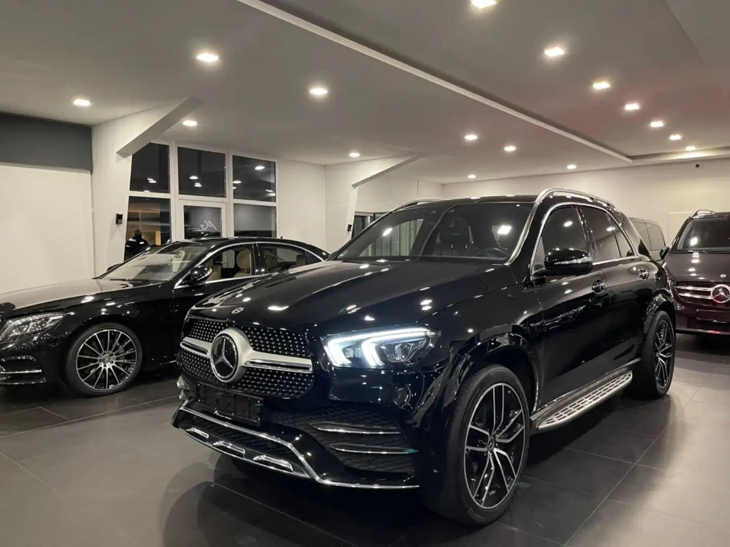 Mercedes-Benz GLE 400 d 4Matic*(22") AMG*Trittbrett*Panorama* Černá - 1
