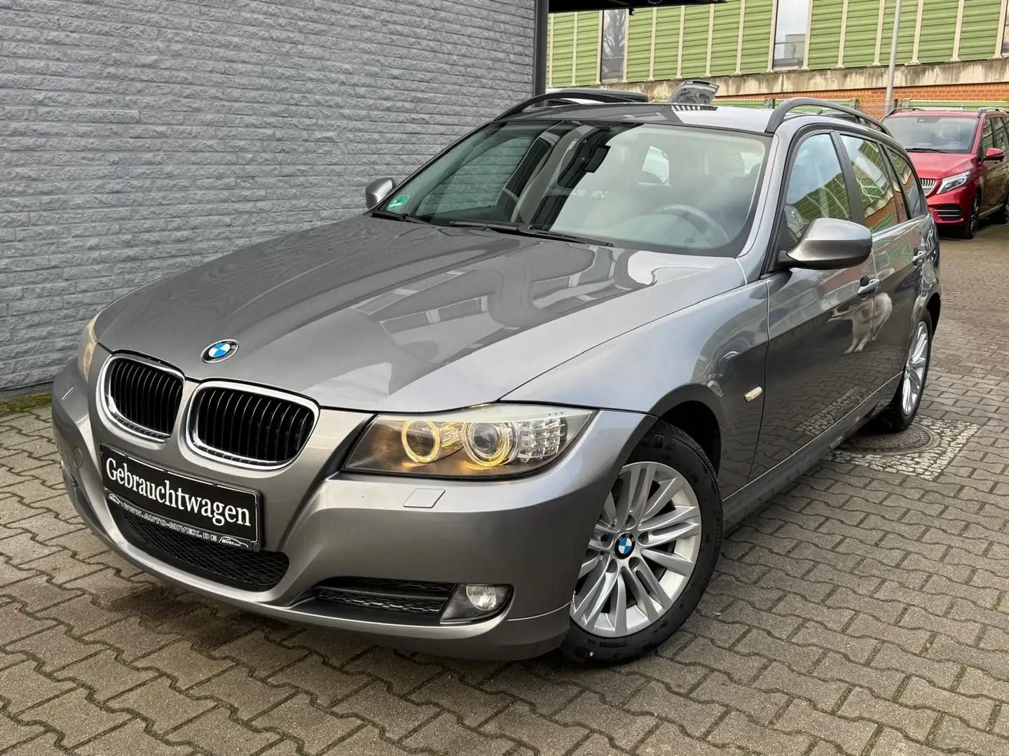 BMW 318 i touring Automatik Xenon Navi PDC Alu Grau - 1