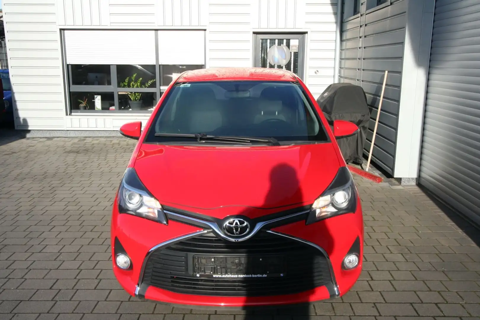 Toyota Yaris Comfort Rojo - 2