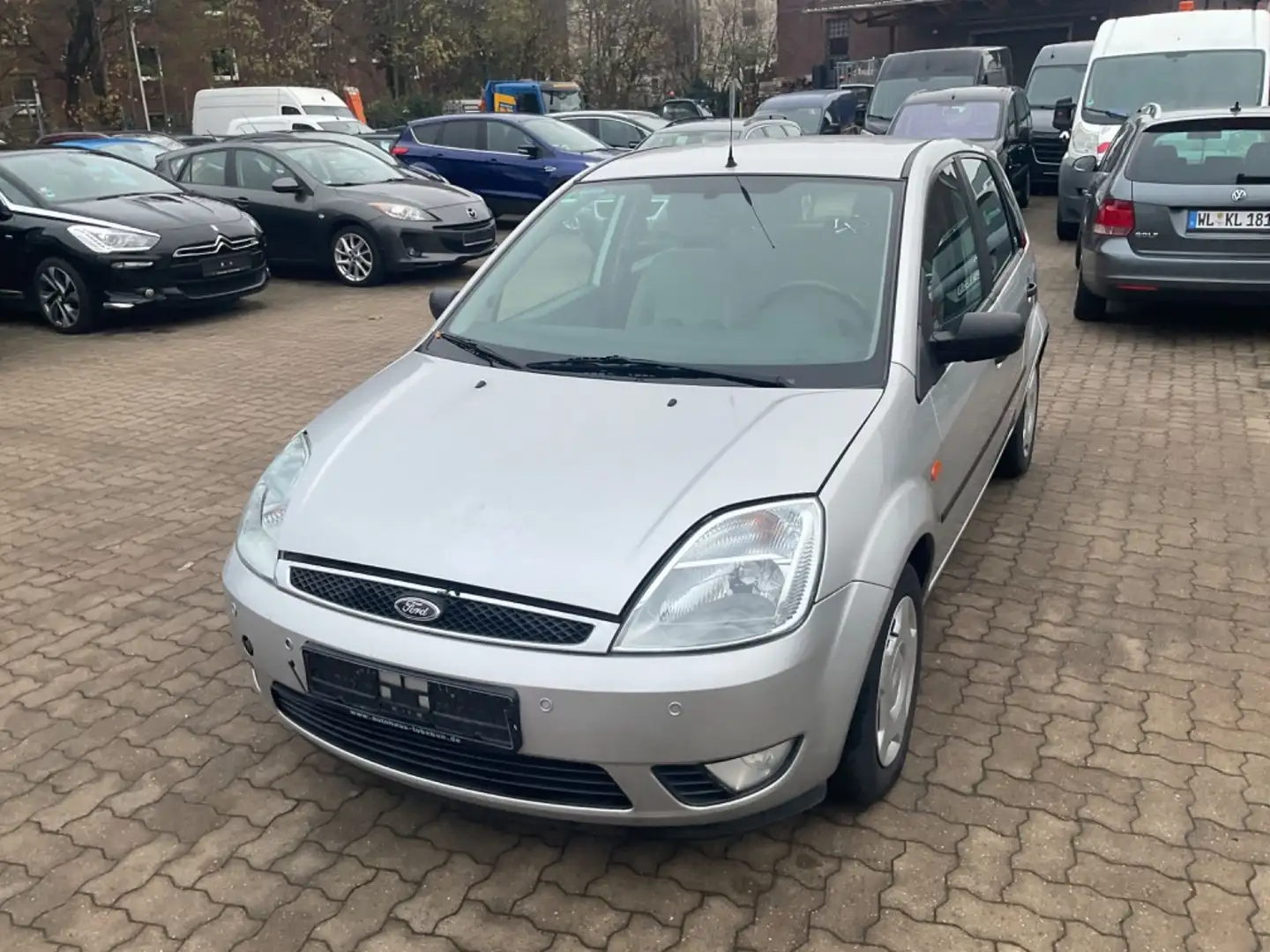 Ford Fiesta Ghia WENIG KM Silber - 2