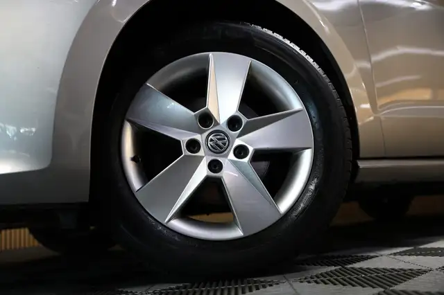 Volkswagen Golf Sportsvan view 4