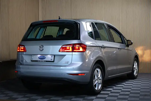 Volkswagen Golf Sportsvan view 3