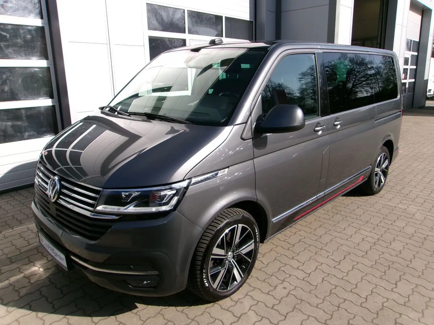 Volkswagen T6 Multivan T6.1 Multi 2.0 TDI DSG 4M+AHK+NAV+STANDHEIZUNG Gris - 1