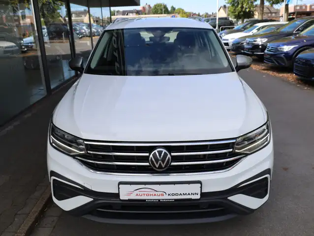 Volkswagen Tiguan Allspace view 3