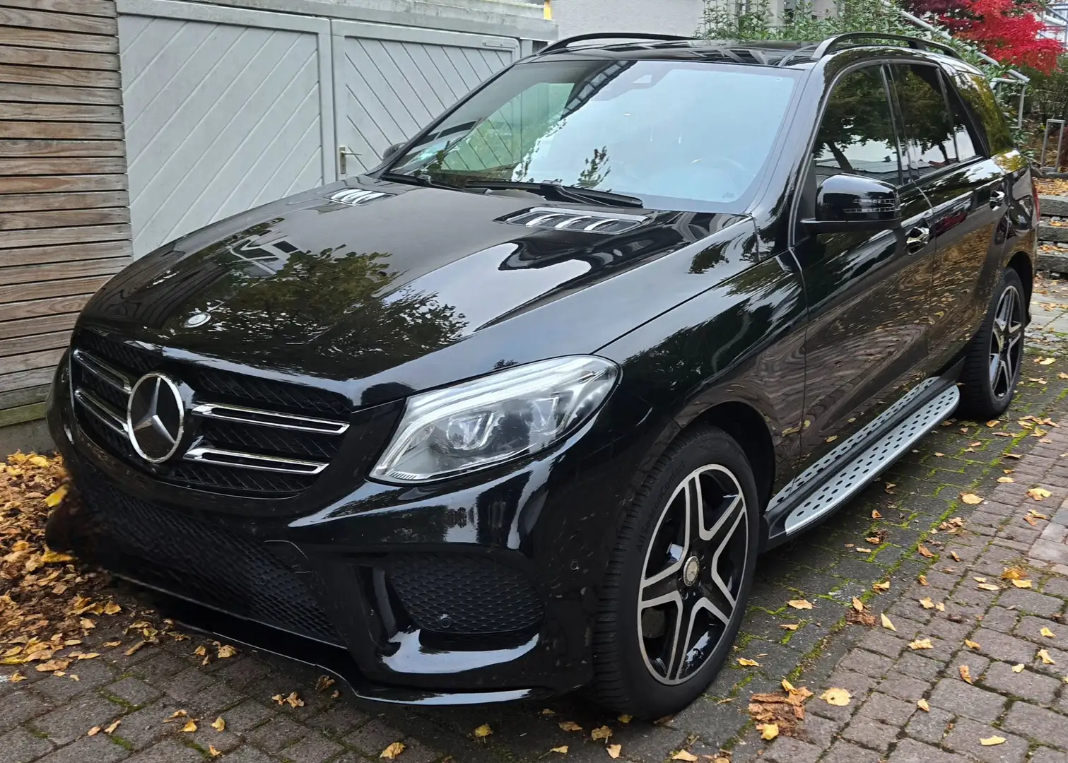 Mercedes-Benz GLE 500 GLE 500 4Matic 9G-TRONIC AMG Line Schwarz - 1