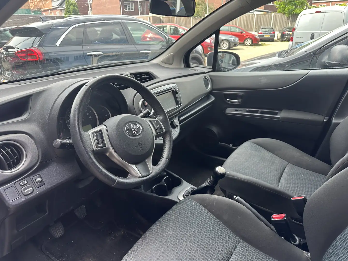 Toyota Yaris 1.0 VVT-i Aspiration 5 deurs airco/ecc nieuwstaat Grijs - 2