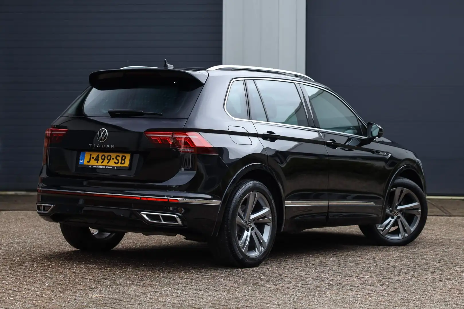 Volkswagen Tiguan 1.5 TSI 2x R-Line ✅ IQ-light ✅ Keyless ✅ Pano Schwarz - 2