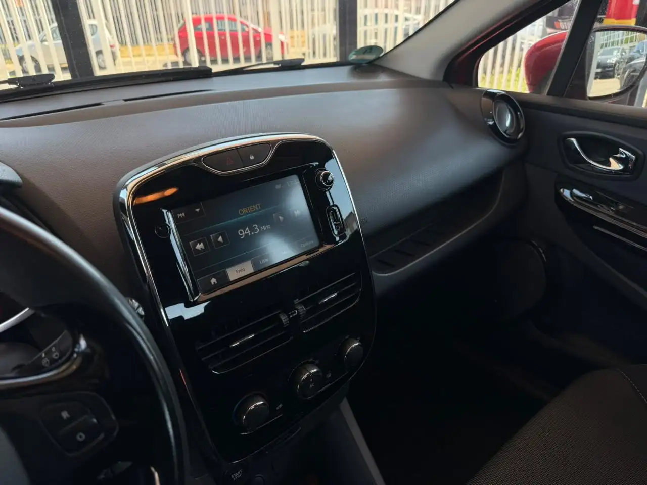 Renault Clio Citadine 5 portes — photo 16