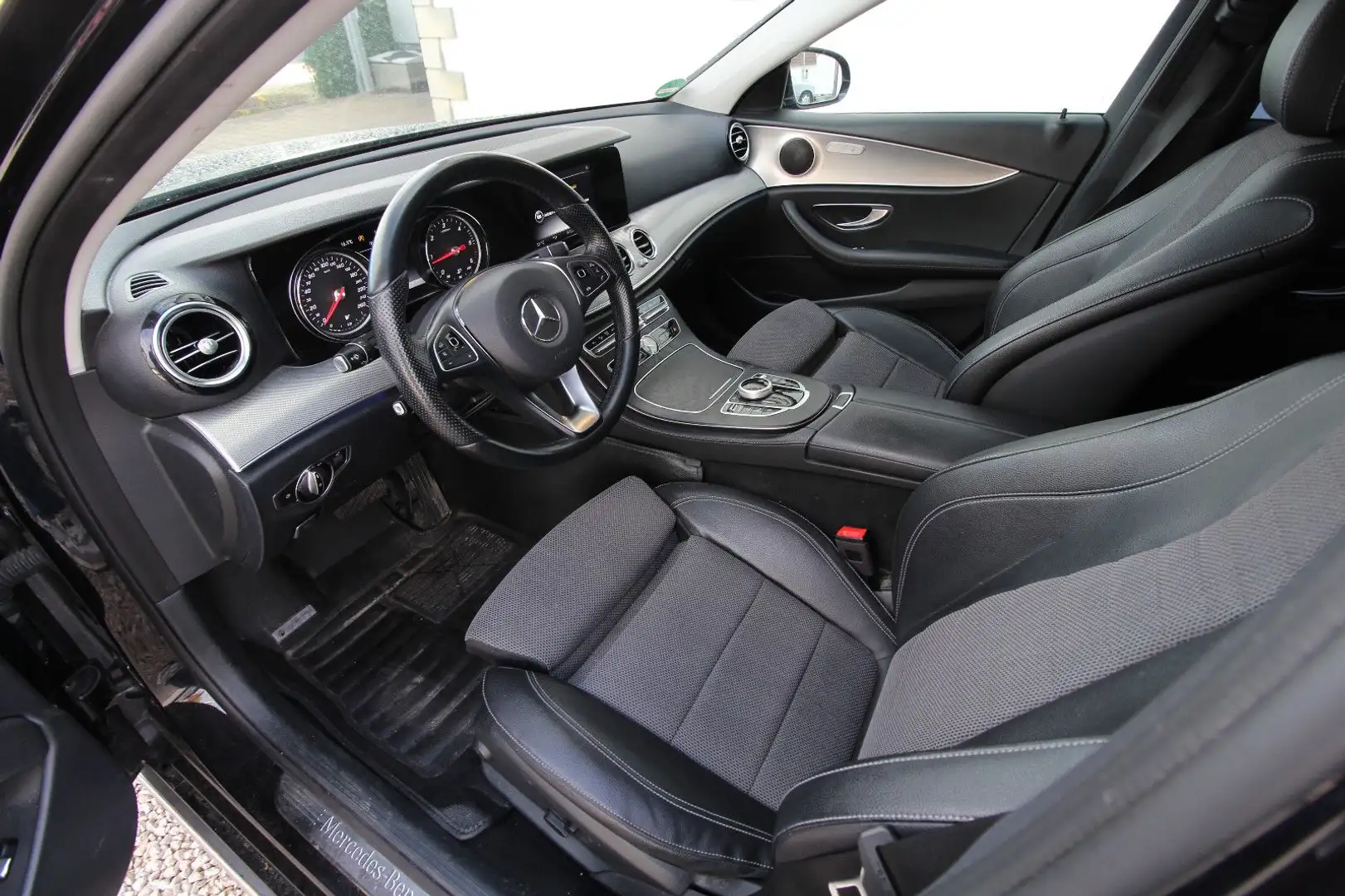Mercedes-Benz E 220 T~LED~Avantgarde~Kamera~Navi~ Noir - 2