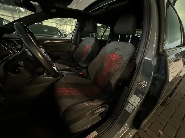 Volkswagen Golf view 6