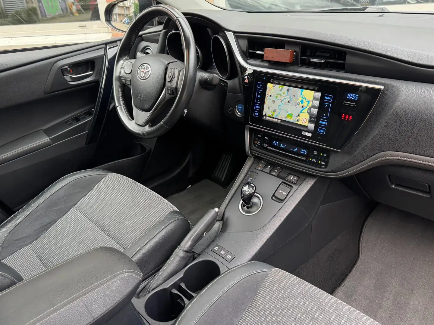 Toyota Auris Touring Sports 1.8 Hybrid Executive | Pano | Navi Zwart - 2
