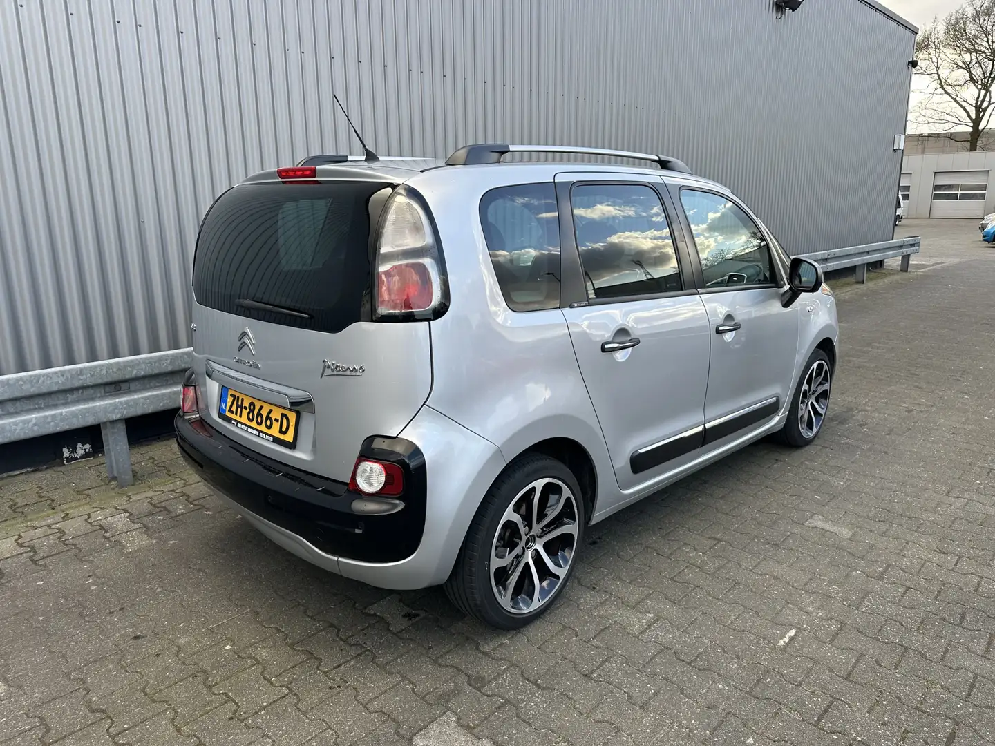 Citroen C3 Picasso 1.2 PureTech Exclusive 123Dkm Pano Airco LM --Inru Grijs - 2