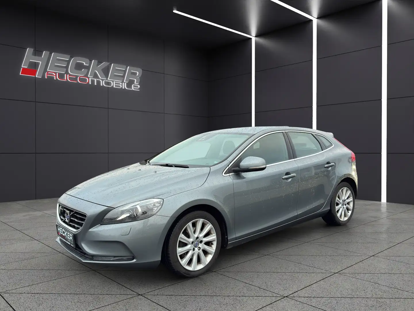 Volvo V40 Momentum D3 DPF Grau - 1