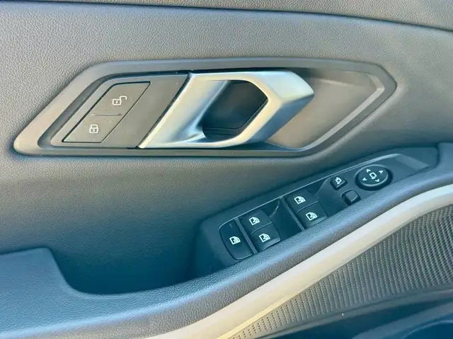 BMW 3 Series view 14