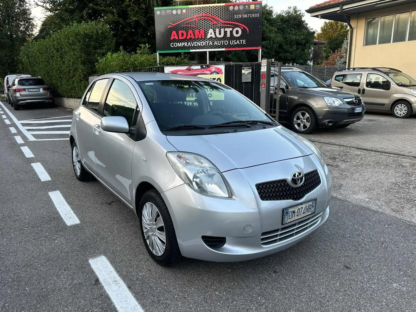 Toyota Yaris 1.0 5 porte Sol Grau - 1