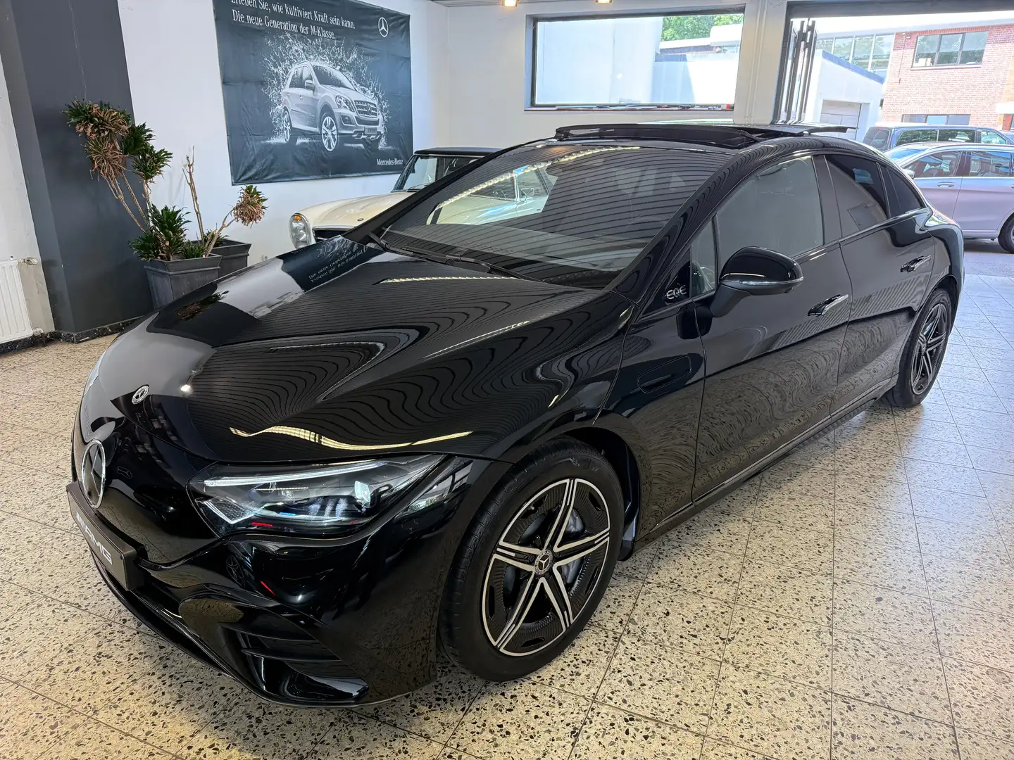 Mercedes-Benz EQE 350 AMG + NIGHT MBUX/LED/PSD/DISTRO/AIRMATIK/LEDER/HUD Noir - 2