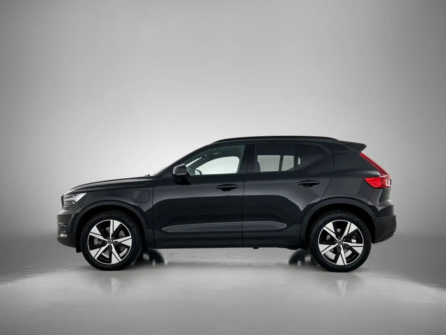 Volvo XC40 1.5 T4 Recharge R-Design Zwart - 2