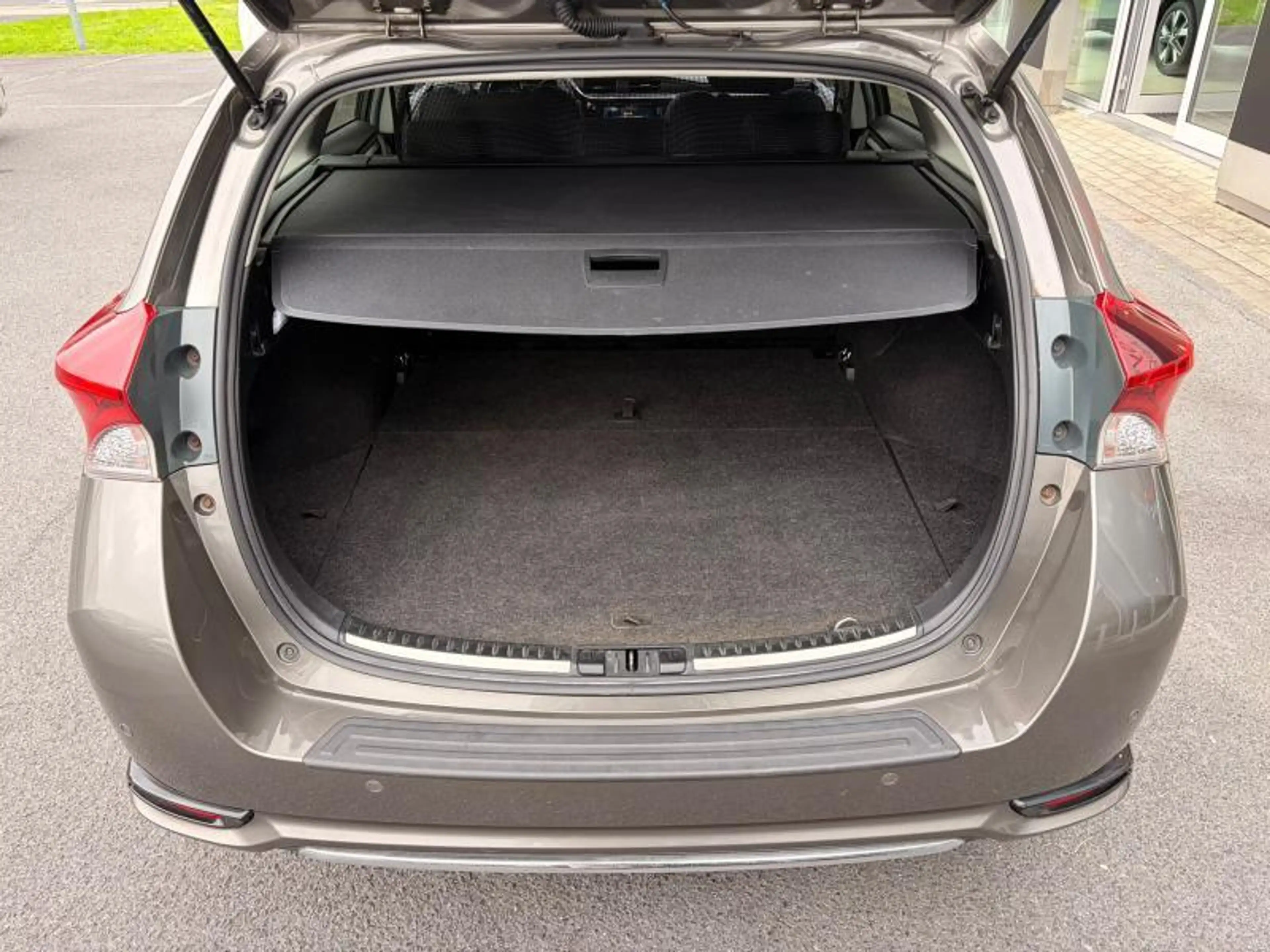 Toyota Auris 1.2B-MT COMFORT-TOURING SPORTS — photo 8