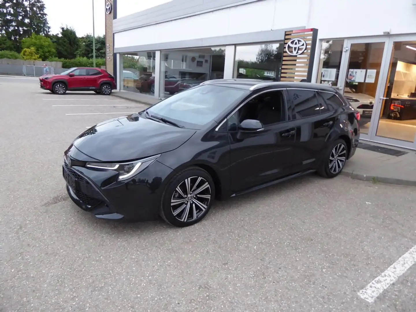 Toyota Corolla 1,8 Hybrid Touring Sports *MWST*SHZ* Zwart - 2