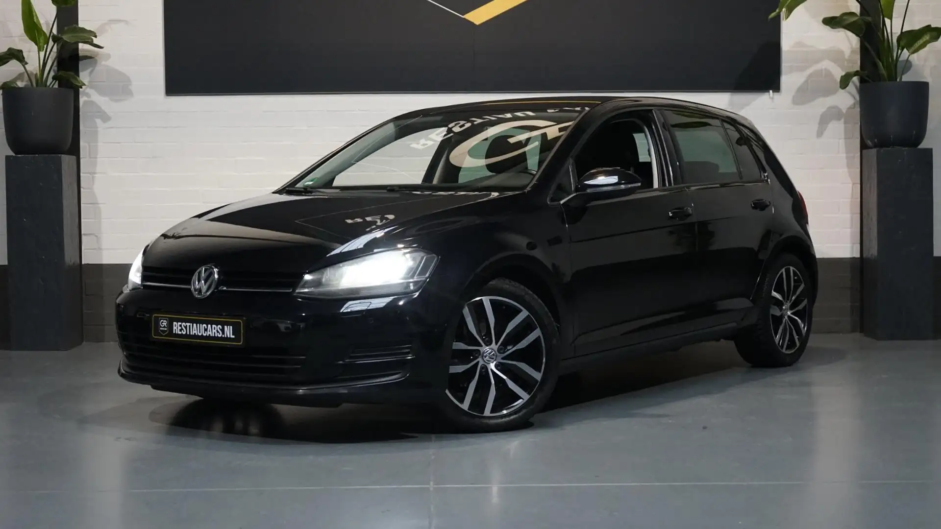 Volkswagen Golf 1.2 TSI Highline AUTOMAAT-CLIMA-CRUISE-DAB-NAVIGAT Zwart - 1