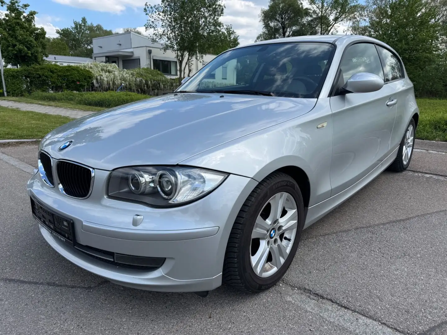 BMW 118 i Lim Advantage AHK Klima PDC Xenon HU03/2027 Stříbrná - 1