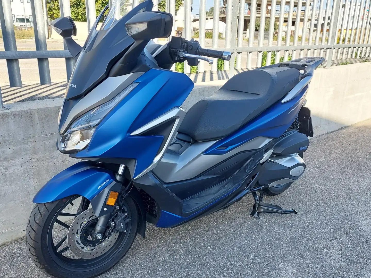 Honda Forza 350 De Luxe Bleu - 1