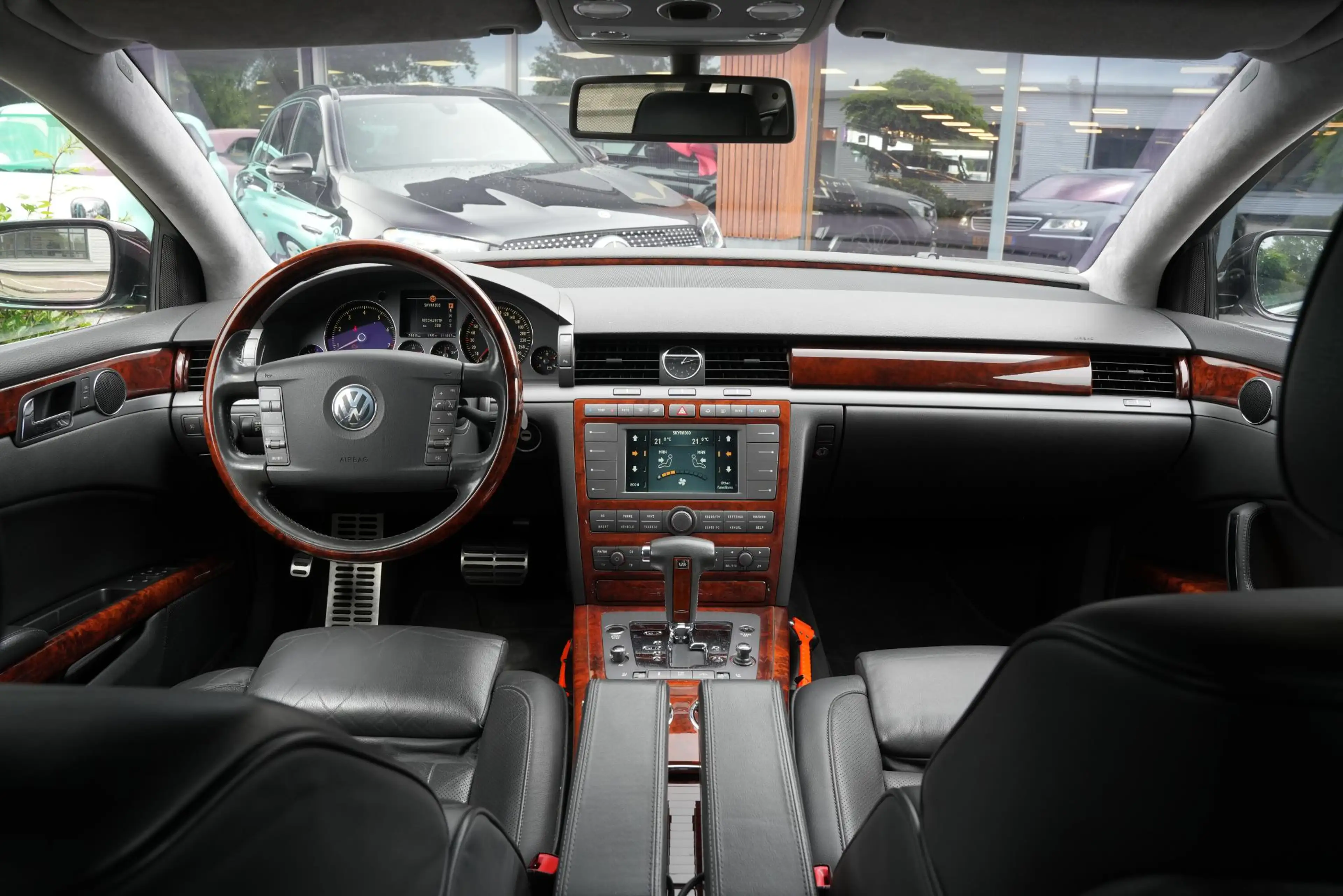 Volkswagen Phaeton 4.2 V8 4p. Lang LWB Youngtimer Stoelclima Massage — photo 2