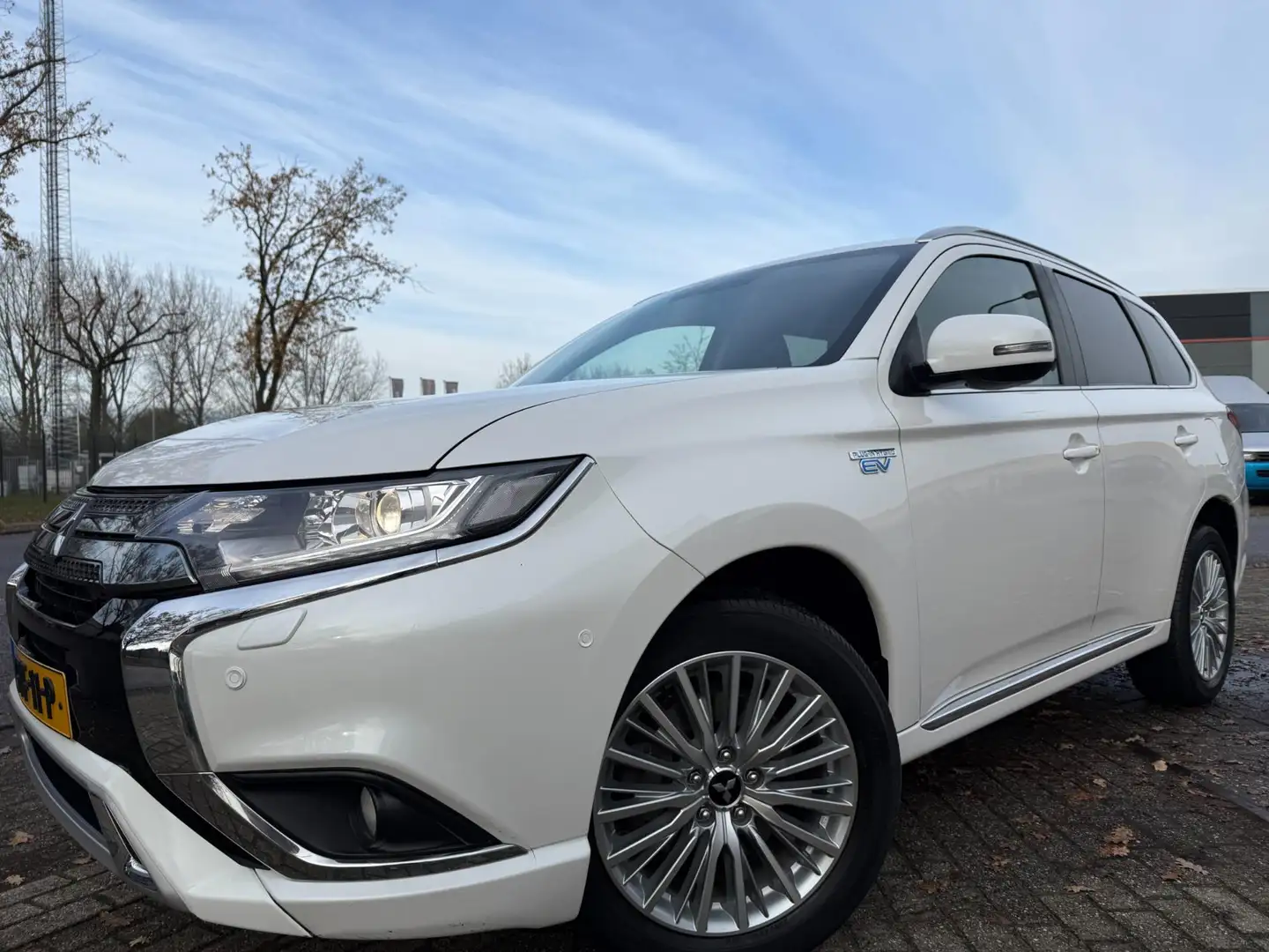 Mitsubishi Outlander 2.4 PHEV HYBRIDE 2020 230PK INTENSE+ SPORT ALCANTA Blanc - 2