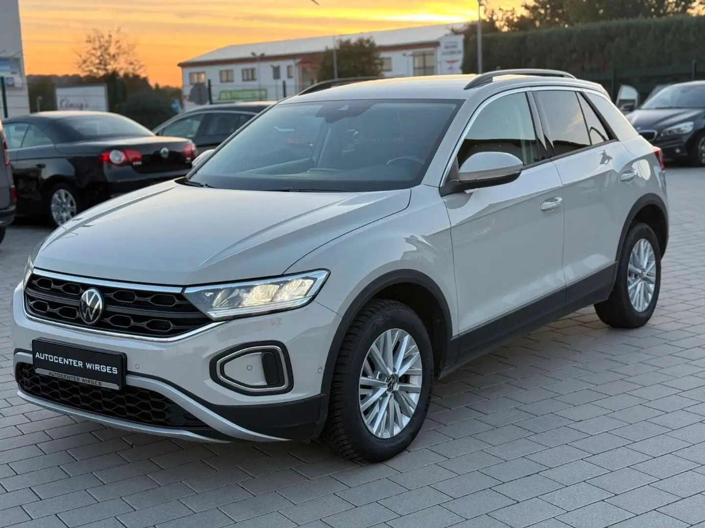 Volkswagen T-Roc Life*TOP-AUSTATTUNG*IQ DRIVE** Grau - 1