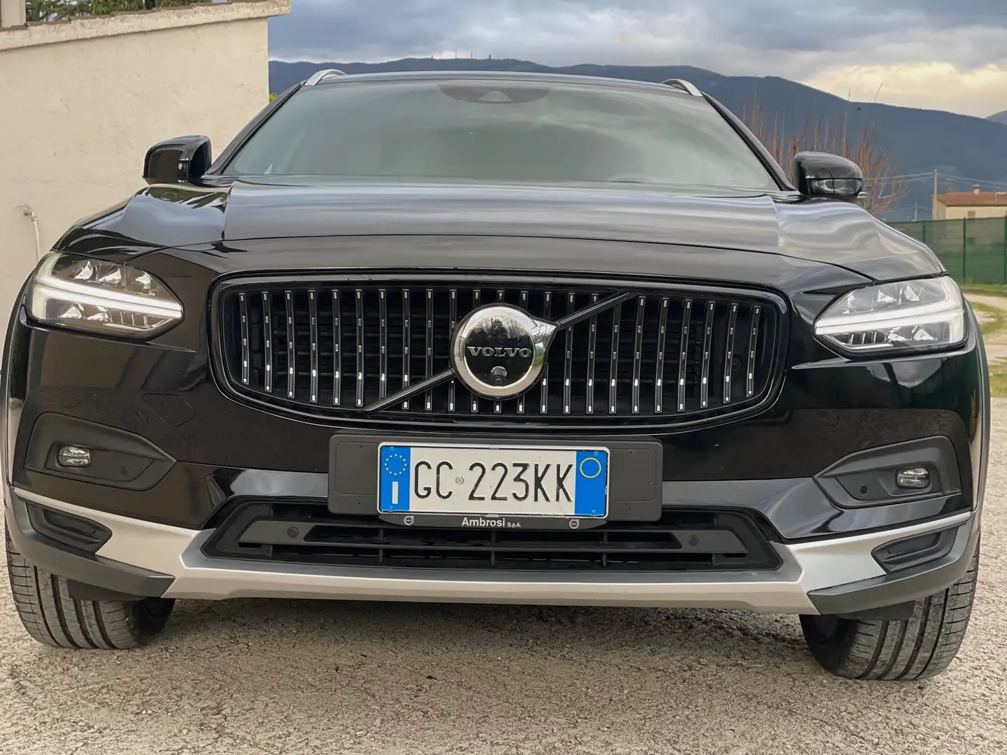 Volvo V90 Cross Country 2.0 B4 GARANZIA VOLVO SELEKT FINO A NOVEMBRE 2026 Negru - 1