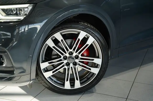 Audi SQ5 view 3